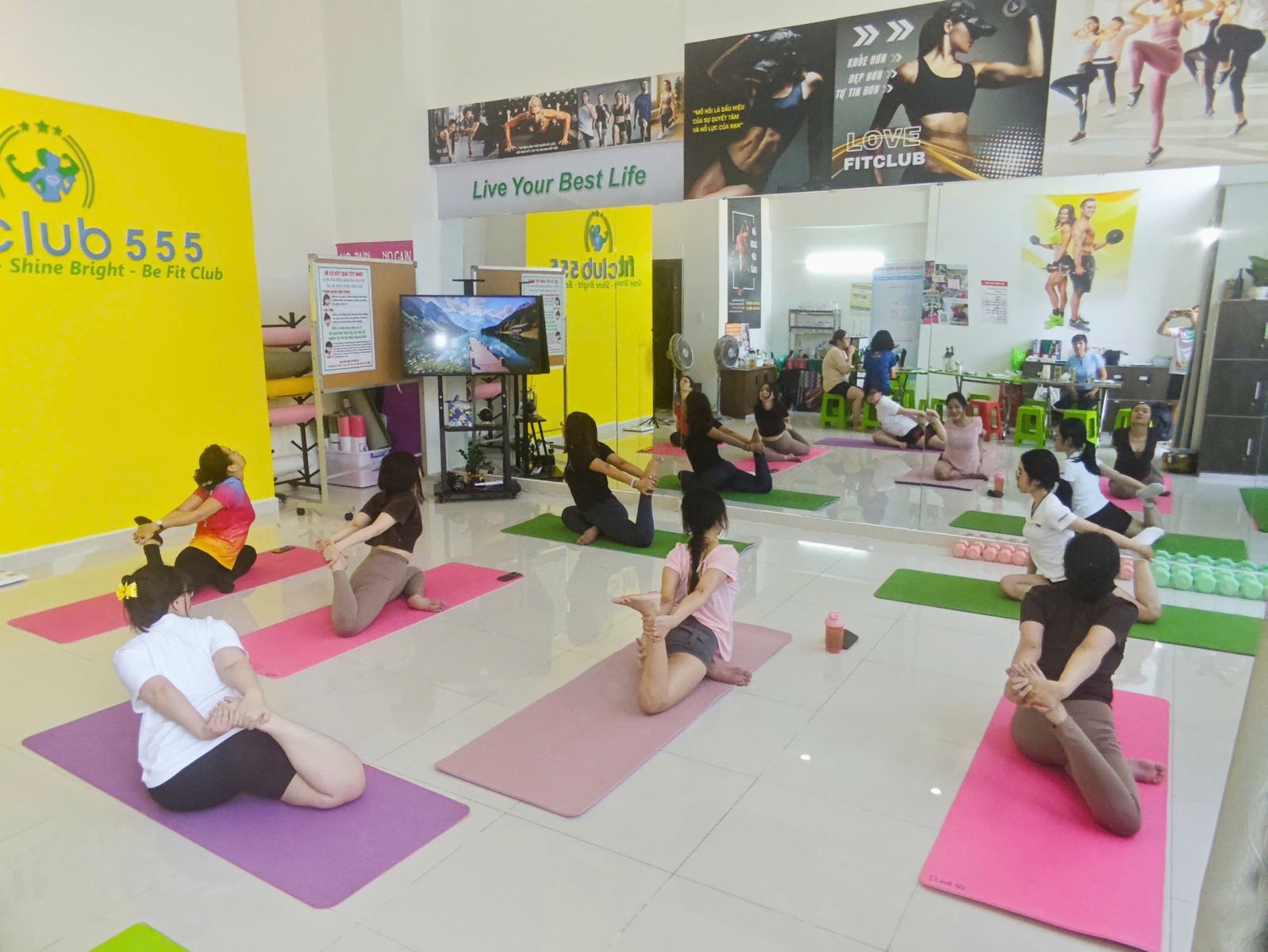 Không gian tập luyện yoga tại Vũ Trụ Fit Club