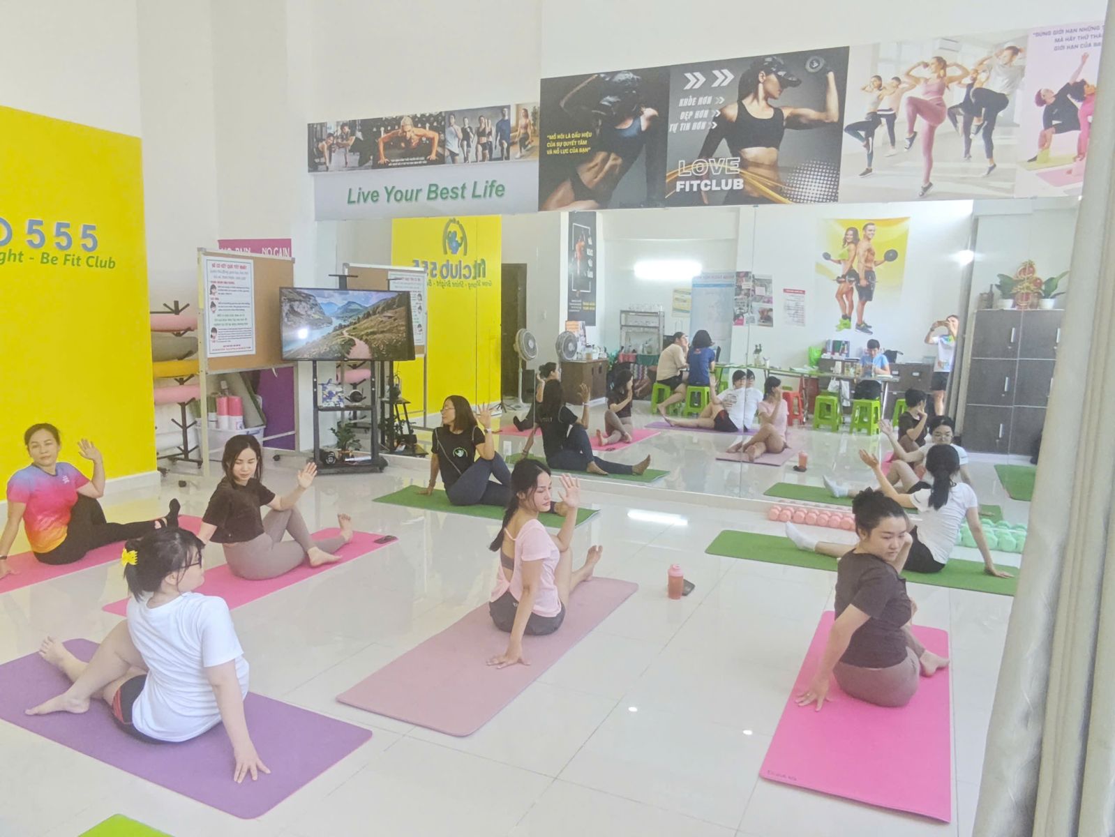 Học viên tập luyện tại Vũ Trụ Fit Club